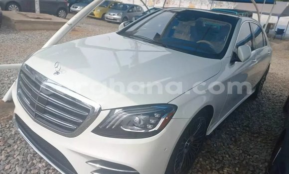 Ra Àlòkù Mercedes‒Benz S–Class funfun Ọkọ̀ in Accra ni Greater Accra