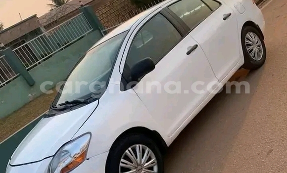 Sayi Na hannu Toyota Yaris White Mota in Accra a Greater Accra