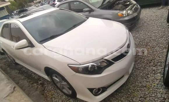 Ra Àlòkù Toyota Camry funfun Ọkọ̀ in Accra ni Greater Accra