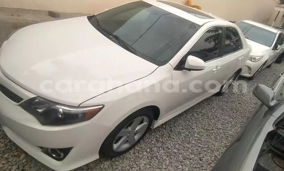 Ra Àlòkù Toyota Camry funfun Ọkọ̀ in Accra ni Greater Accra Ra Àlòkù Toyota Camry funfun Ọkọ̀ in Accra ni Greater Accra