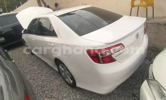 Ra Àlòkù Toyota Camry funfun Ọkọ̀ in Accra ni Greater Accra Ra Àlòkù Toyota Camry funfun Ọkọ̀ in Accra ni Greater Accra