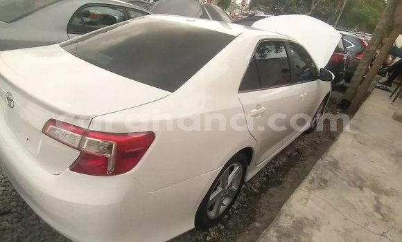 Ra Àlòkù Toyota Camry funfun Ọkọ̀ in Accra ni Greater Accra Ra Àlòkù Toyota Camry funfun Ọkọ̀ in Accra ni Greater Accra