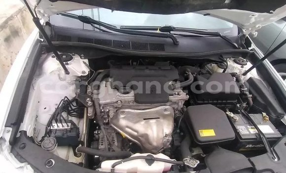 Ra Àlòkù Toyota Camry funfun Ọkọ̀ in Accra ni Greater Accra Ra Àlòkù Toyota Camry funfun Ọkọ̀ in Accra ni Greater Accra