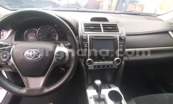 Ra Àlòkù Toyota Camry funfun Ọkọ̀ in Accra ni Greater Accra Ra Àlòkù Toyota Camry funfun Ọkọ̀ in Accra ni Greater Accra