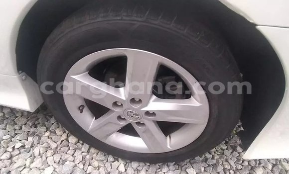 Ra Àlòkù Toyota Camry funfun Ọkọ̀ in Accra ni Greater Accra Ra Àlòkù Toyota Camry funfun Ọkọ̀ in Accra ni Greater Accra