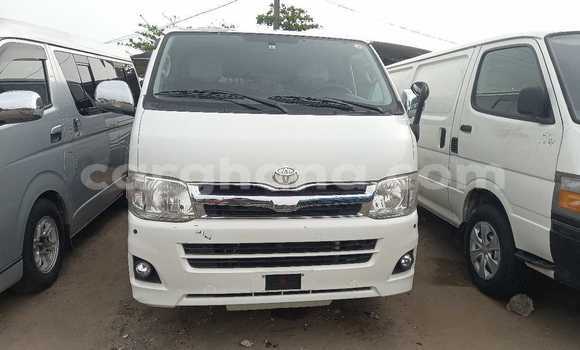 Ra Àlòkù Toyota Hiace funfun Ọkọ̀ in Iwọn didun ni Oorun Ra Àlòkù Toyota Hiace funfun Ọkọ̀ in Iwọn didun ni Oorun