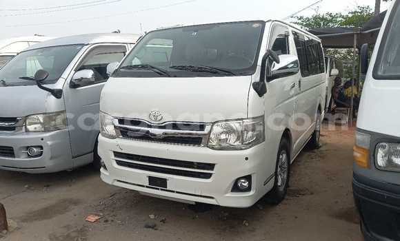 Ra Àlòkù Toyota Hiace funfun Ọkọ̀ in Iwọn didun ni Oorun Ra Àlòkù Toyota Hiace funfun Ọkọ̀ in Iwọn didun ni Oorun