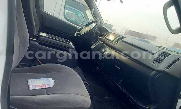 Ra Àlòkù Toyota Hiace funfun Ọkọ̀ in Iwọn didun ni Oorun Ra Àlòkù Toyota Hiace funfun Ọkọ̀ in Iwọn didun ni Oorun