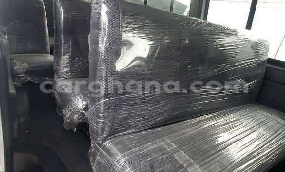 Ra Àlòkù Toyota Hiace funfun Ọkọ̀ in Iwọn didun ni Oorun Ra Àlòkù Toyota Hiace funfun Ọkọ̀ in Iwọn didun ni Oorun