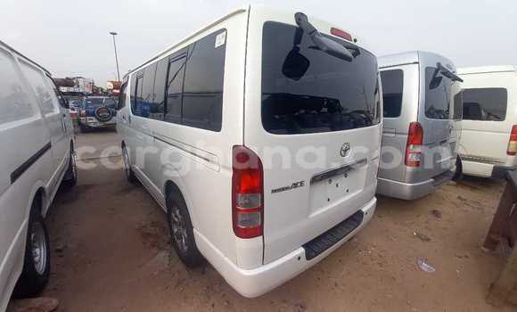 Ra Àlòkù Toyota Hiace funfun Ọkọ̀ in Iwọn didun ni Oorun Ra Àlòkù Toyota Hiace funfun Ọkọ̀ in Iwọn didun ni Oorun