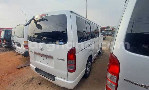 Ra Àlòkù Toyota Hiace funfun Ọkọ̀ in Iwọn didun ni Oorun Ra Àlòkù Toyota Hiace funfun Ọkọ̀ in Iwọn didun ni Oorun