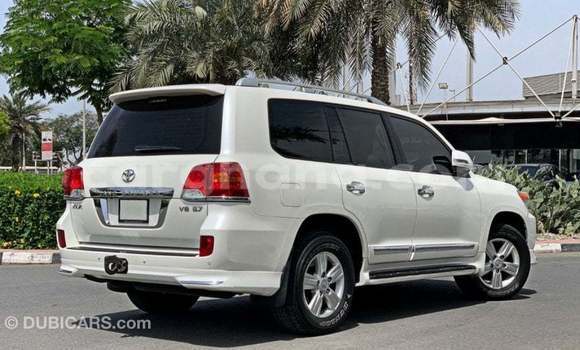 Sayi Imported Toyota Land Cruiser White Mota in Import - Dubai a Ashanti Sayi Imported Toyota Land Cruiser White Mota in Import - Dubai a Ashanti