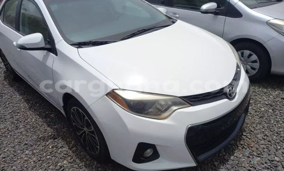 Sayi Na hannu Toyota Corolla White Mota in Accra a Greater Accra