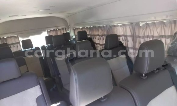 Ra Àlòkù Toyota Grand HiAce funfun Ọkọ̀ in Accra ni Greater Accra Ra Àlòkù Toyota Grand HiAce funfun Ọkọ̀ in Accra ni Greater Accra