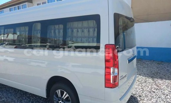 Ra Àlòkù Toyota Grand HiAce funfun Ọkọ̀ in Accra ni Greater Accra Ra Àlòkù Toyota Grand HiAce funfun Ọkọ̀ in Accra ni Greater Accra