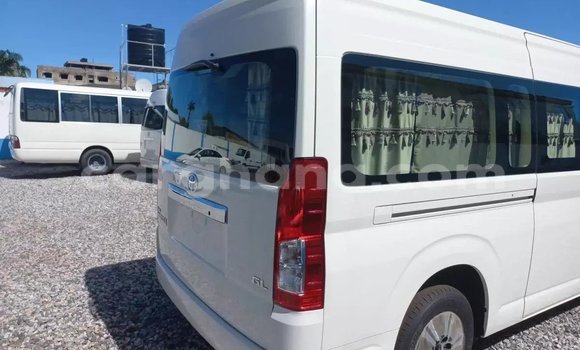 Ra Àlòkù Toyota Grand HiAce funfun Ọkọ̀ in Accra ni Greater Accra Ra Àlòkù Toyota Grand HiAce funfun Ọkọ̀ in Accra ni Greater Accra
