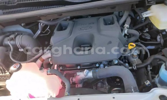 Ra Àlòkù Toyota Grand HiAce funfun Ọkọ̀ in Accra ni Greater Accra Ra Àlòkù Toyota Grand HiAce funfun Ọkọ̀ in Accra ni Greater Accra