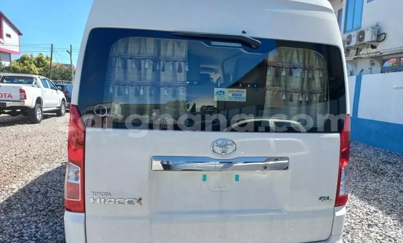 Ra Àlòkù Toyota Grand HiAce funfun Ọkọ̀ in Accra ni Greater Accra Ra Àlòkù Toyota Grand HiAce funfun Ọkọ̀ in Accra ni Greater Accra