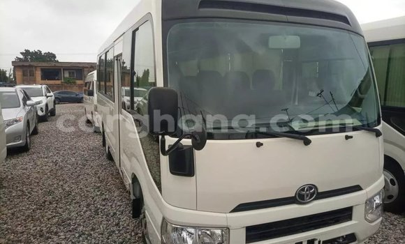 Sayi Na hannu Toyota Coaster White Mota in Accra a Greater Accra