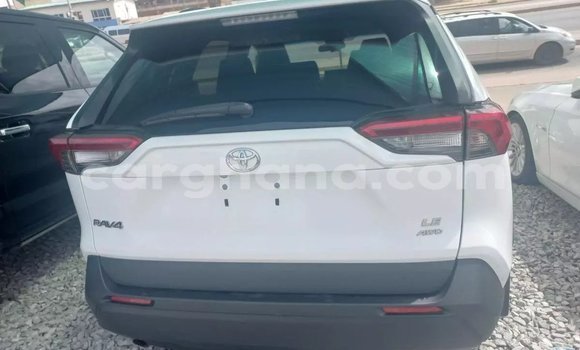 Sayi Na hannu Toyota RAV4 White Mota in Accra a Greater Accra Sayi Na hannu Toyota RAV4 White Mota in Accra a Greater Accra