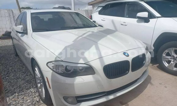 Ra Àlòkù BMW 5–Series funfun Ọkọ̀ in Accra ni Greater Accra