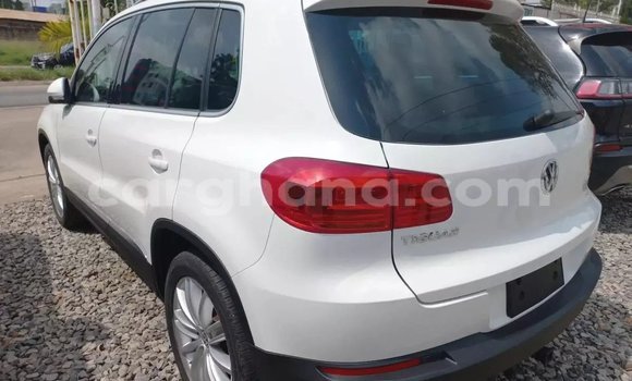 Ra Àlòkù Volkswagen Tiguan funfun Ọkọ̀ in Accra ni Greater Accra Ra Àlòkù Volkswagen Tiguan funfun Ọkọ̀ in Accra ni Greater Accra