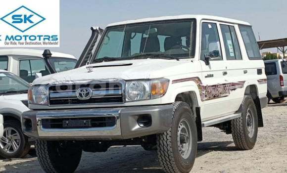 Sayi Imported Toyota Land Cruiser White Mota in Import - Dubai a Ashanti