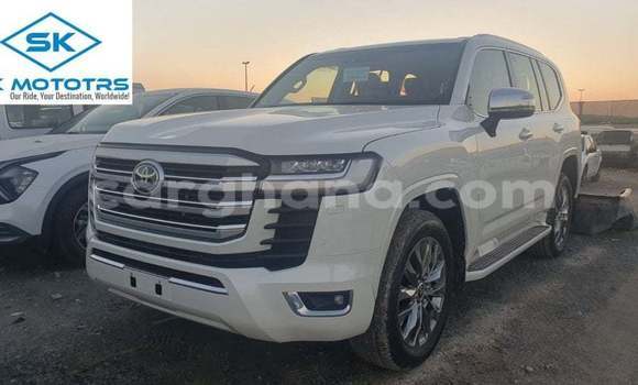 Sayi Imported Toyota Land Cruiser White Mota in Import - Dubai a Ashanti