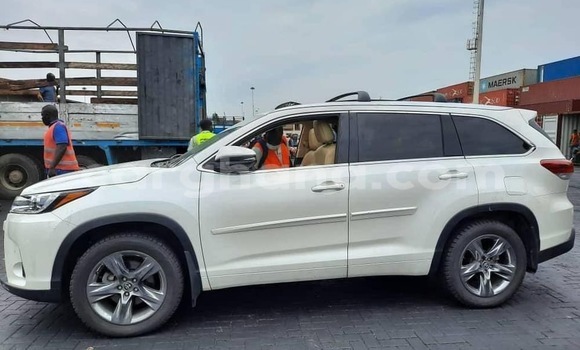 Buy Import Toyota Highlander White Car in Sekondi–Takoradi Metropolitan in Western Buy Import Toyota Highlander White Car in Sekondi–Takoradi Metropolitan in Western