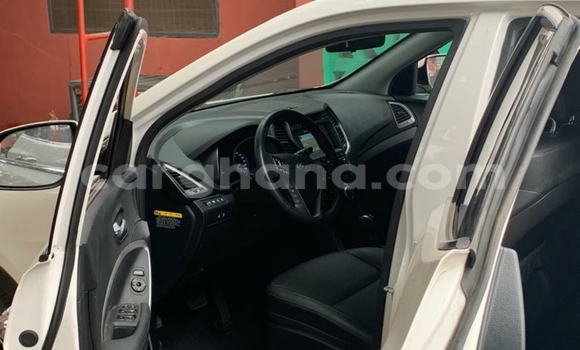 Buy Used Hyundai Santa Fe White Car in Accra in Greater Accra Buy Used Hyundai Santa Fe White Car in Accra in Greater Accra