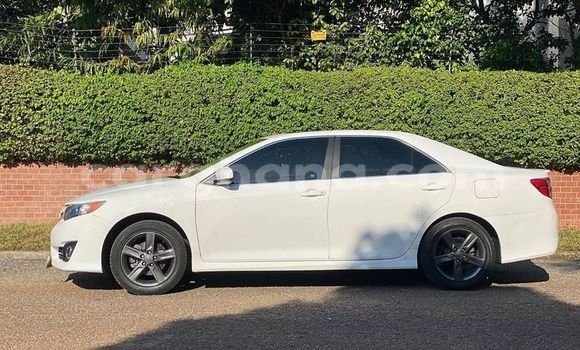 Sayi Na hannu Toyota Camry White Mota in Accra a Greater Accra