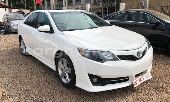 Sayi Na hannu Toyota Camry White Mota in Accra a Greater Accra