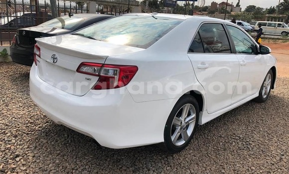 Sayi Na hannu Toyota Camry White Mota in Accra a Greater Accra Sayi Na hannu Toyota Camry White Mota in Accra a Greater Accra
