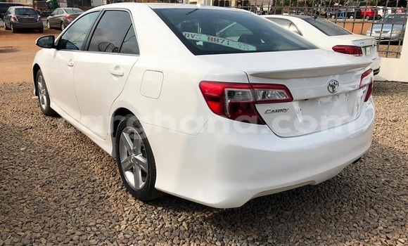 Sayi Na hannu Toyota Camry White Mota in Accra a Greater Accra Sayi Na hannu Toyota Camry White Mota in Accra a Greater Accra