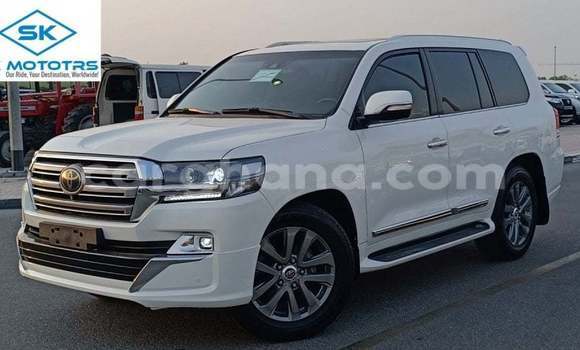 Sayi Imported Toyota IST White Mota in Import - Dubai a Ashanti