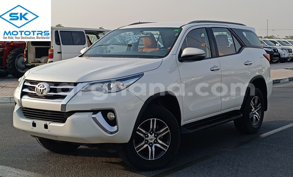 Ra Imported Toyota Fortuner funfun Ọkọ̀ in Import - Dubai ni Ashanti