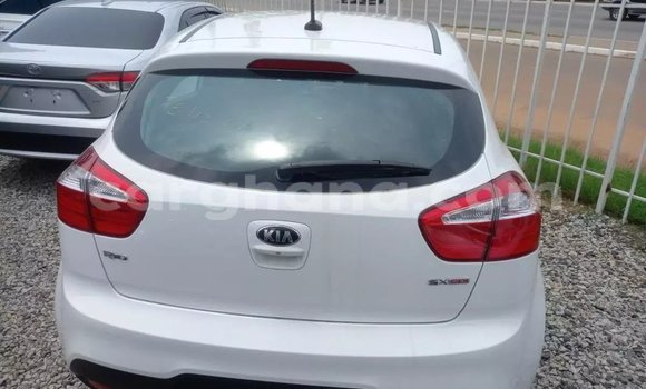 Ra Àlòkù Kia Rio funfun Ọkọ̀ in Accra ni Greater Accra Ra Àlòkù Kia Rio funfun Ọkọ̀ in Accra ni Greater Accra