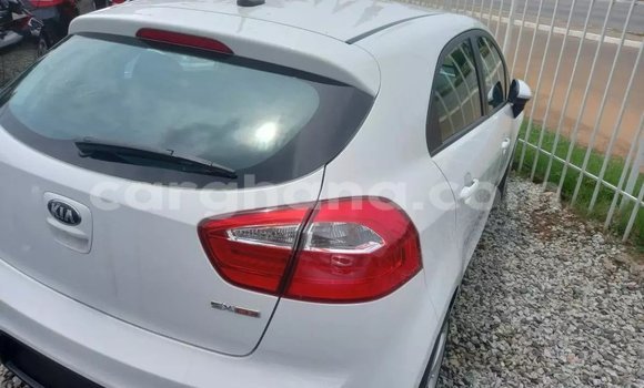 Ra Àlòkù Kia Rio funfun Ọkọ̀ in Accra ni Greater Accra Ra Àlòkù Kia Rio funfun Ọkọ̀ in Accra ni Greater Accra