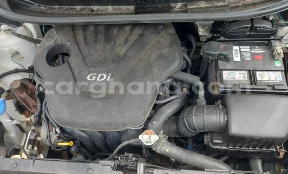 Ra Àlòkù Kia Rio funfun Ọkọ̀ in Accra ni Greater Accra Ra Àlòkù Kia Rio funfun Ọkọ̀ in Accra ni Greater Accra