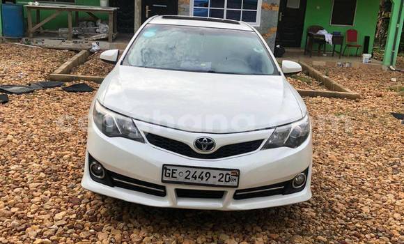 Sayi Na hannu Toyota Camry White Mota in Accra a Greater Accra