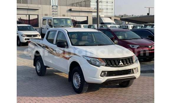 Ra Imported Mitsubishi L200 funfun Ọkọ̀ in Import - Dubai ni Ashanti