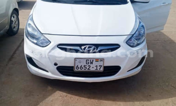 Sayi Na hannu Hyundai Accent White Mota in Accra a Greater Accra