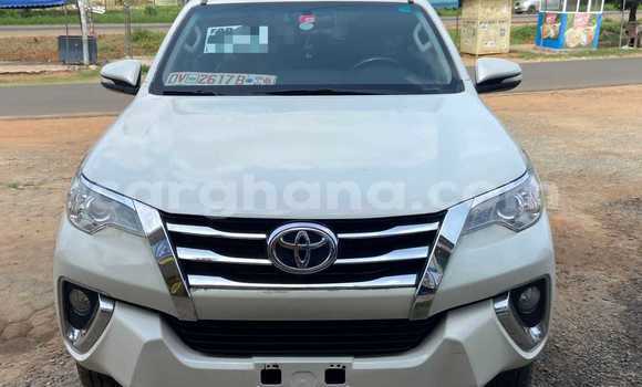Sayi Na hannu Toyota Fortuner White Mota in Accra a Greater Accra