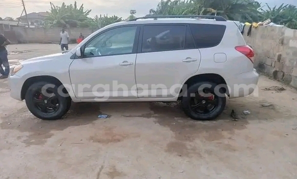 Ra Àlòkù Toyota RAV4 funfun Ọkọ̀ in Accra ni Greater Accra