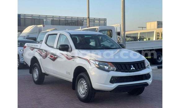 Sayi Imported Mitsubishi L200 White Mota in Import - Dubai a Ashanti