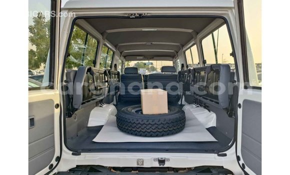 Buy Import Toyota Land Cruiser White Car in Import - Dubai in Ashanti Buy Import Toyota Land Cruiser White Car in Import - Dubai in Ashanti