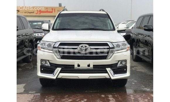 Sayi Imported Toyota Land Cruiser White Mota in Import - Dubai a Ashanti Sayi Imported Toyota Land Cruiser White Mota in Import - Dubai a Ashanti