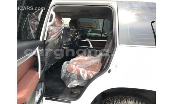 Sayi Imported Toyota Land Cruiser White Mota in Import - Dubai a Ashanti Sayi Imported Toyota Land Cruiser White Mota in Import - Dubai a Ashanti