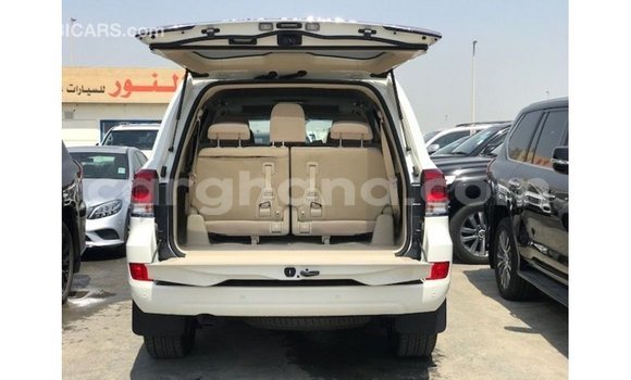 Sayi Imported Toyota Land Cruiser White Mota in Import - Dubai a Ashanti Sayi Imported Toyota Land Cruiser White Mota in Import - Dubai a Ashanti