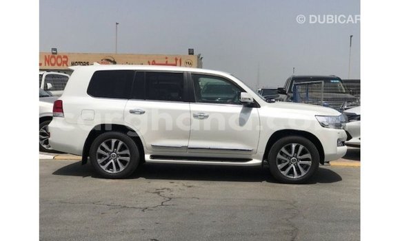 Sayi Imported Toyota Land Cruiser White Mota in Import - Dubai a Ashanti Sayi Imported Toyota Land Cruiser White Mota in Import - Dubai a Ashanti